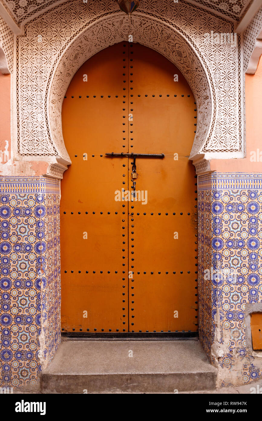 Tipica marocchina colorati in legno porta anteriore con ricche decorazioni come si vede nei souk della medina di Marrakesh (Marrakech, Marocco, Africa) Foto Stock