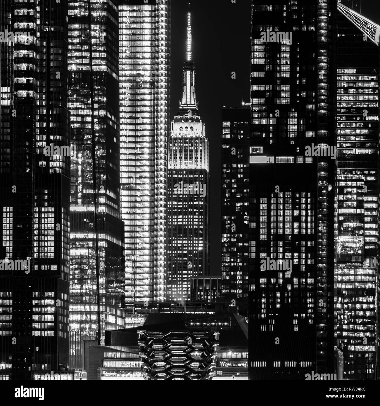 New York City Manhattan Midtown Panorama di notte con i grattacieli illuminati oltre il fiume Hudson. Foto Stock