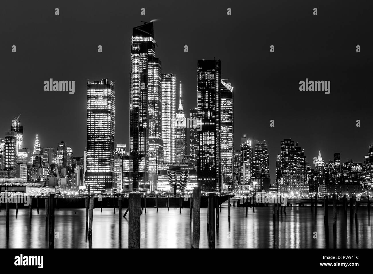 New York City Manhattan Midtown Panorama di notte con i grattacieli illuminati oltre il fiume Hudson. Foto Stock