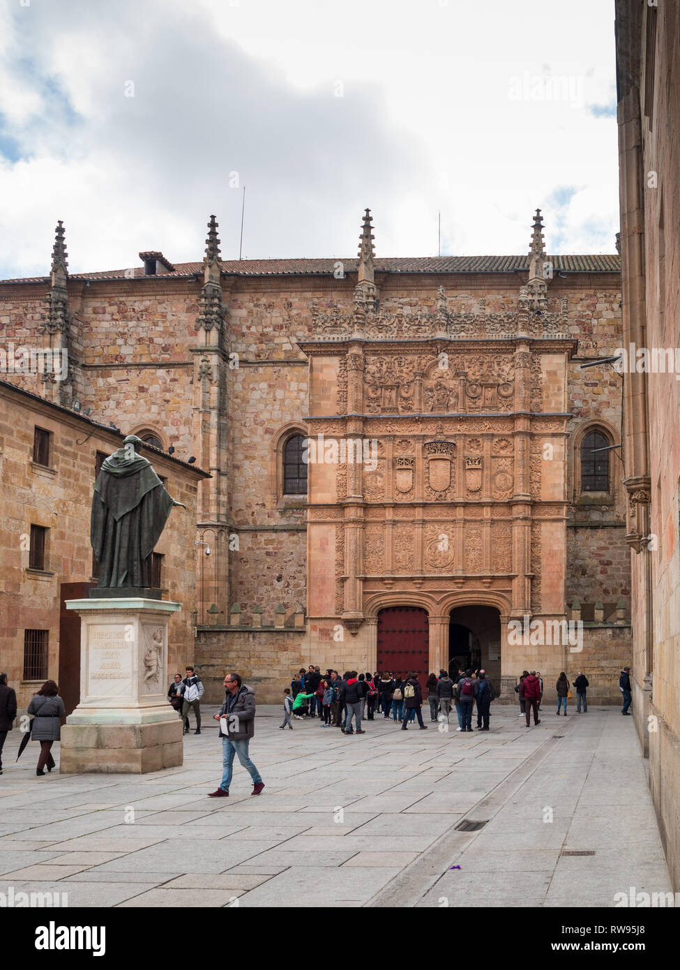 Monumento a Fray Luis de Leon nella piazza di fronte alla porta di ingresso per la Esculeas Mayores dell Università di Salamanca Foto Stock