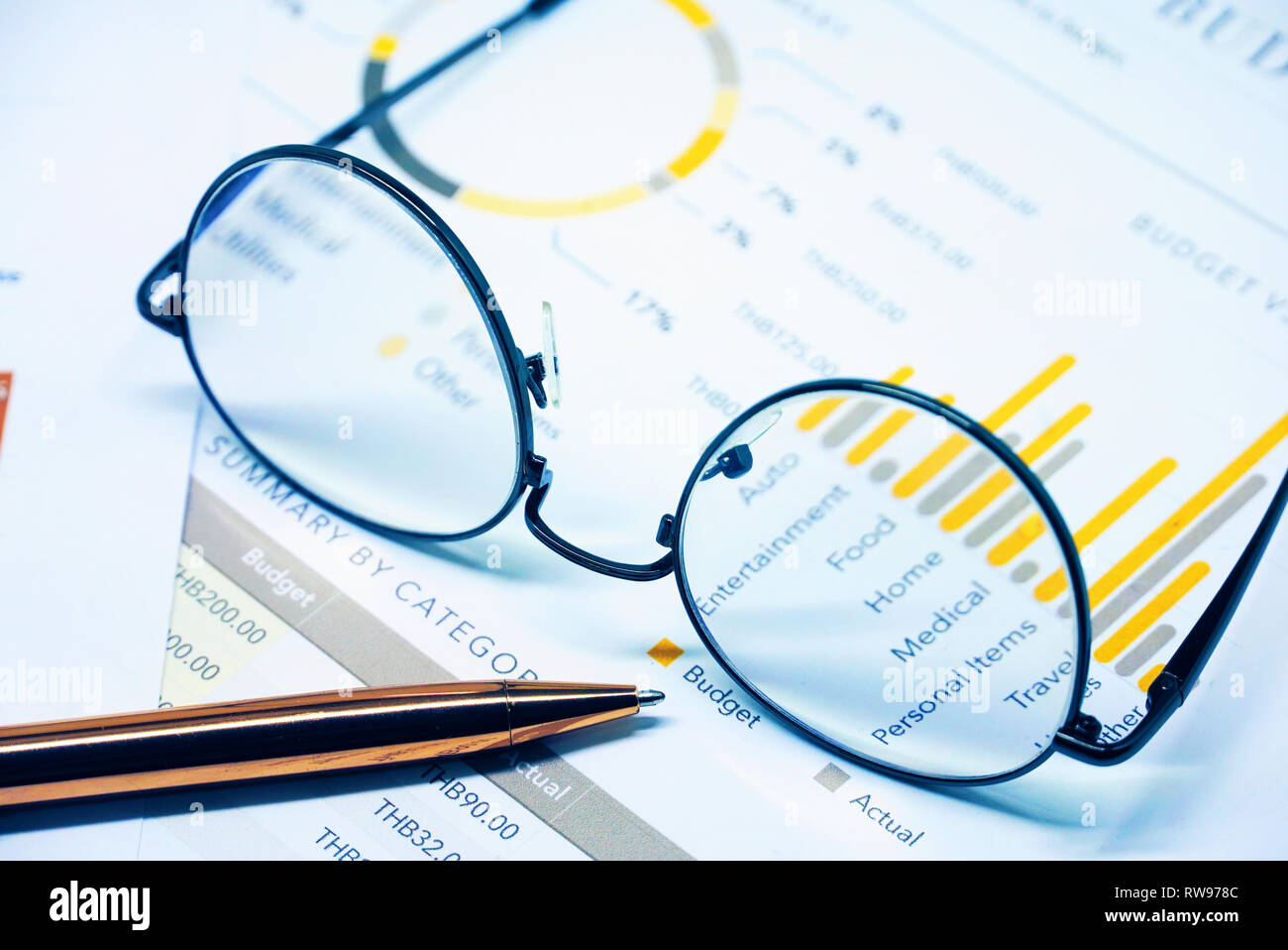 Occhiali da vista sul documento di finanza Foto Stock