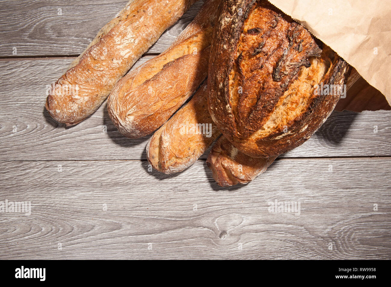 Baguette di cereali e pane di farina di grano saraceno sul sacchetto di carta Foto Stock