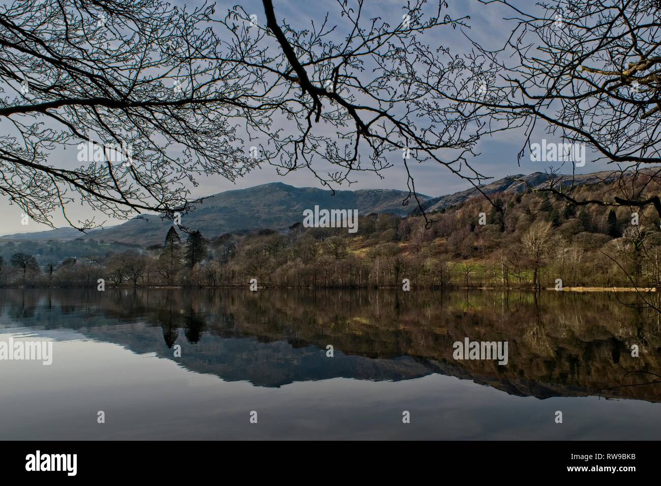 Il vecchio uomo di Coniston riflessa in Coniston Water visto dalla riva settentrionale Foto Stock