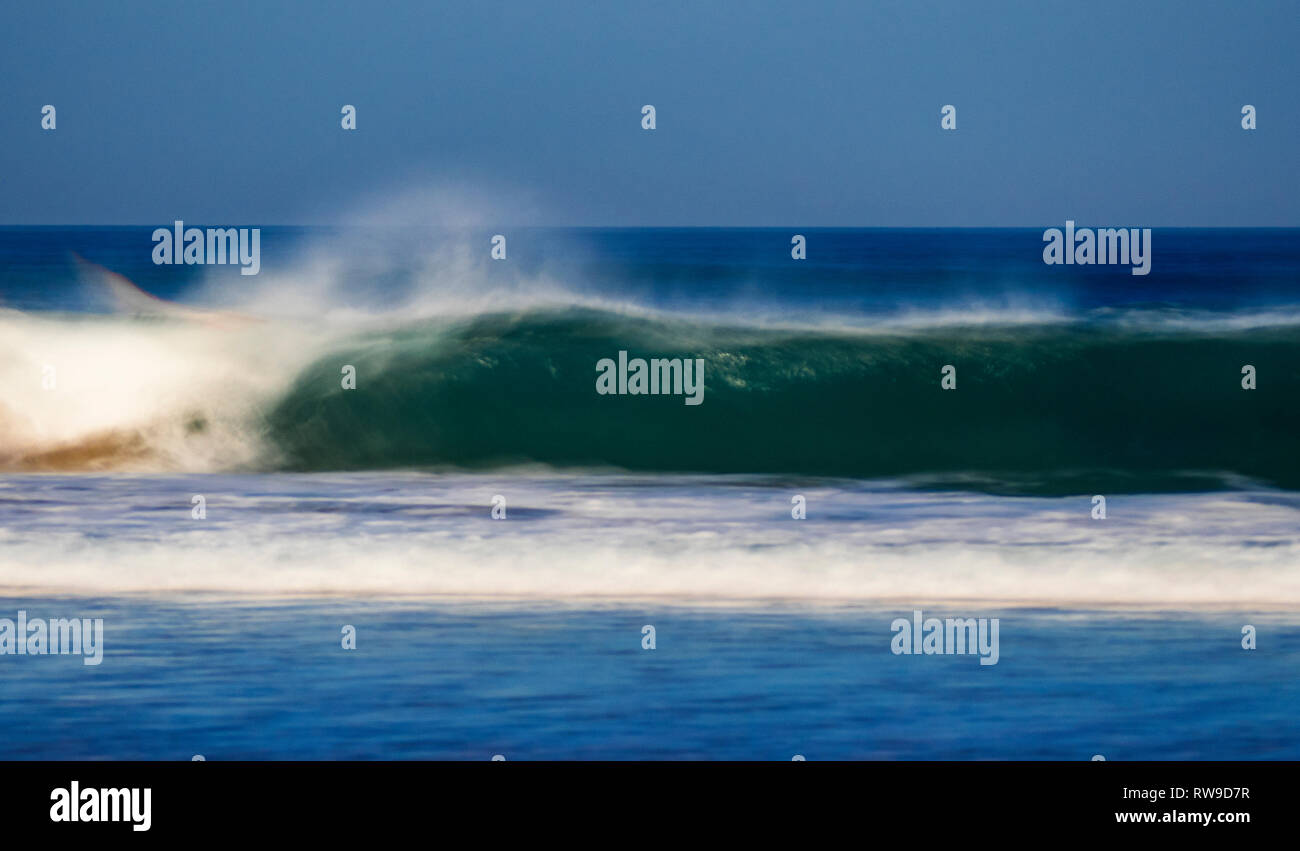 Un ondata di balena immagine sfocatura a Atxabiribil beach Foto Stock