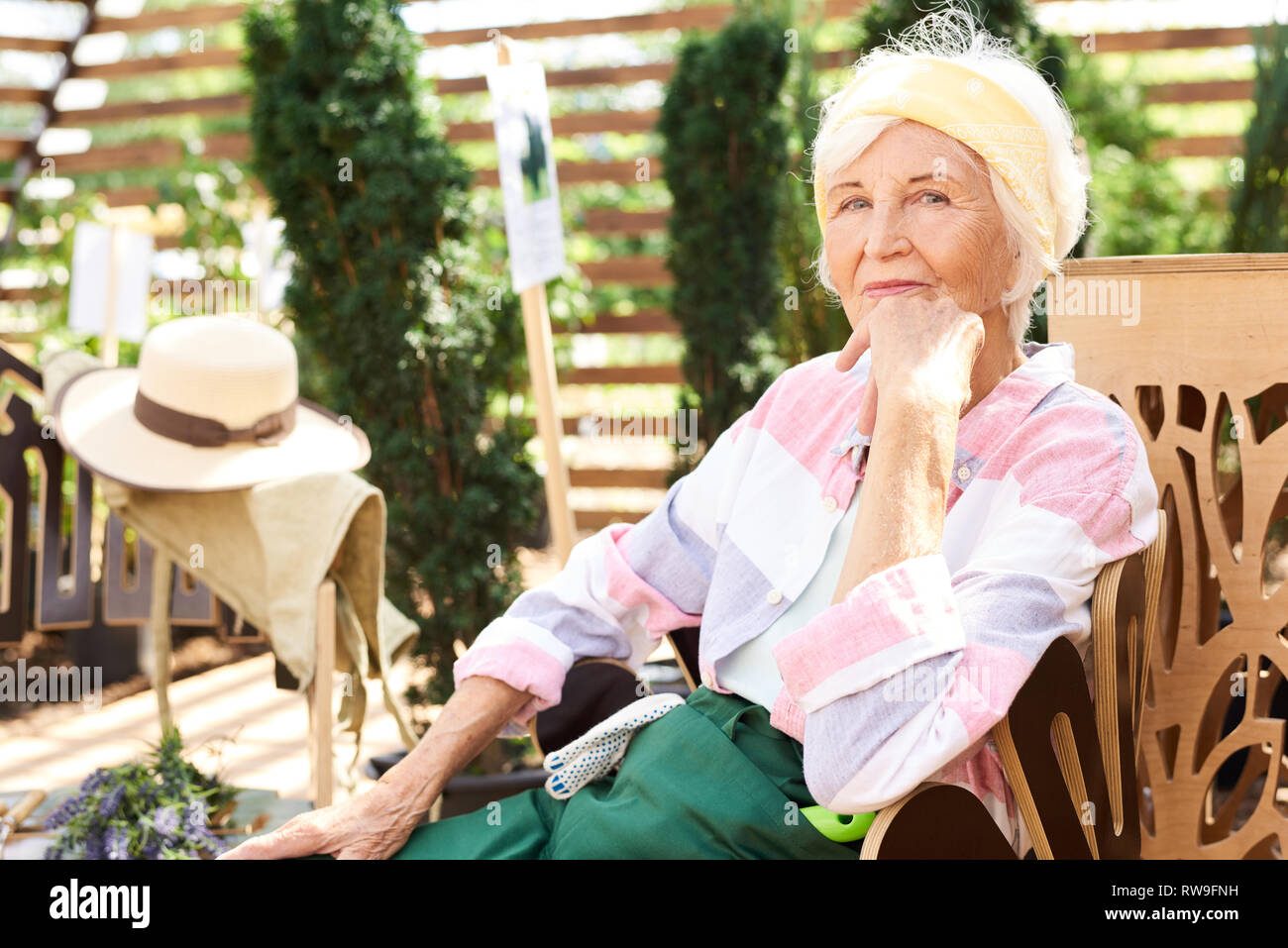 Donna senior di riposo in giardino Foto Stock