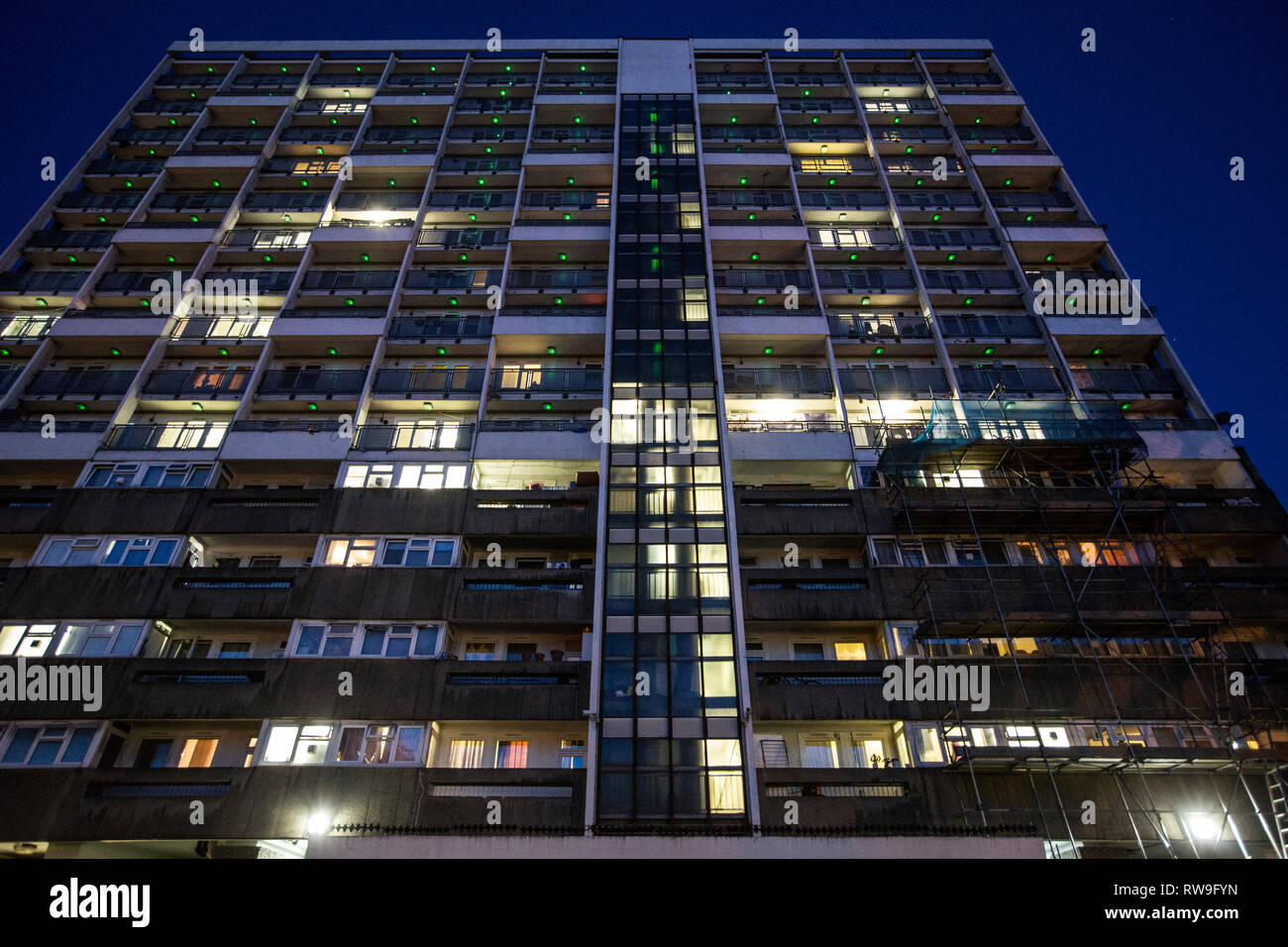 Alloggi sociali blocchi al crepuscolo, borsisti corte di Weymouth terrazza, Hoxton, East London, England, Regno Unito. Foto Stock