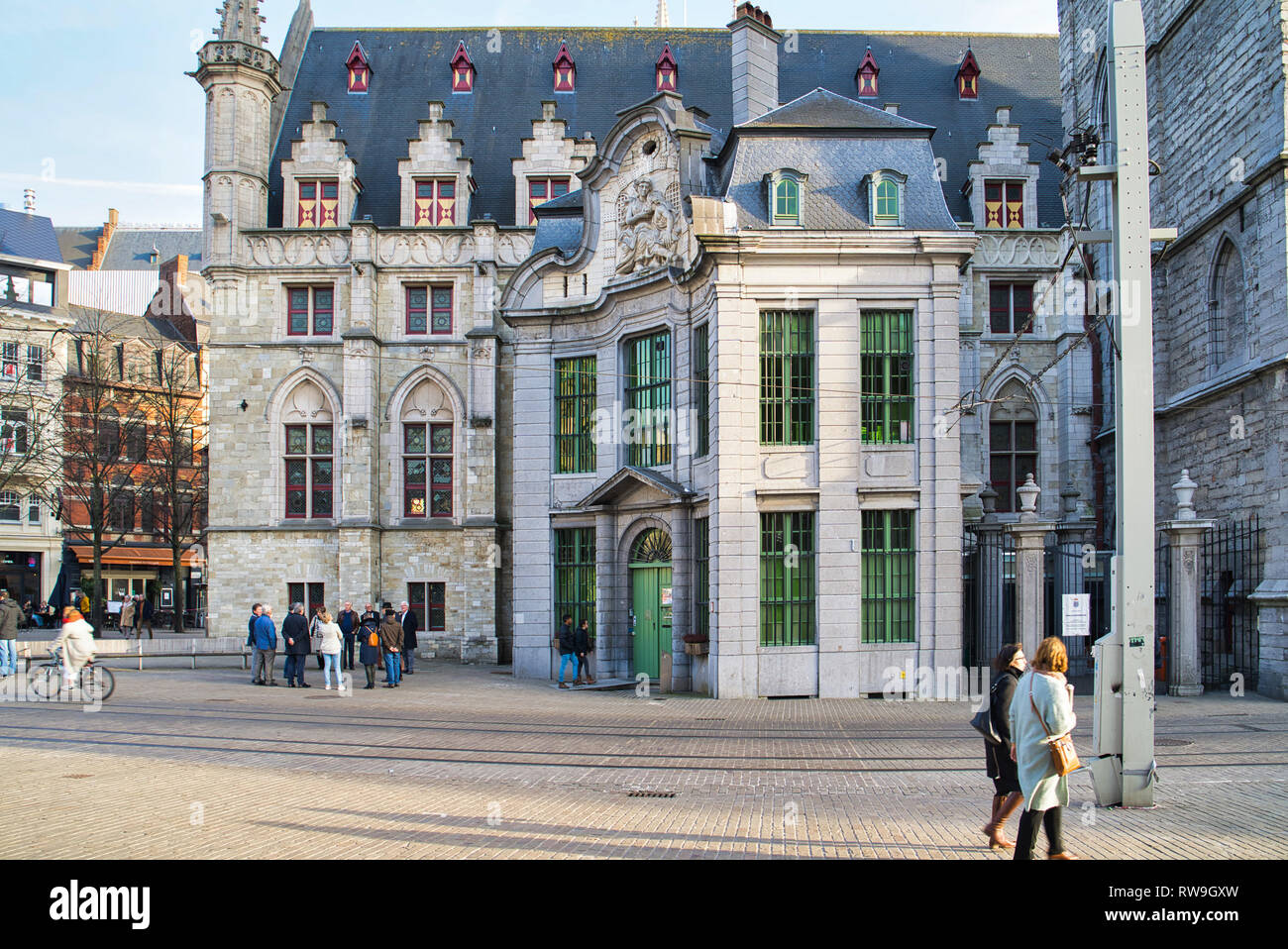 GENT, Belgio - 17 febbraio 2019: passeggiata attraverso le strade della città, vedute di edifici storici, superba architettura stile Foto Stock