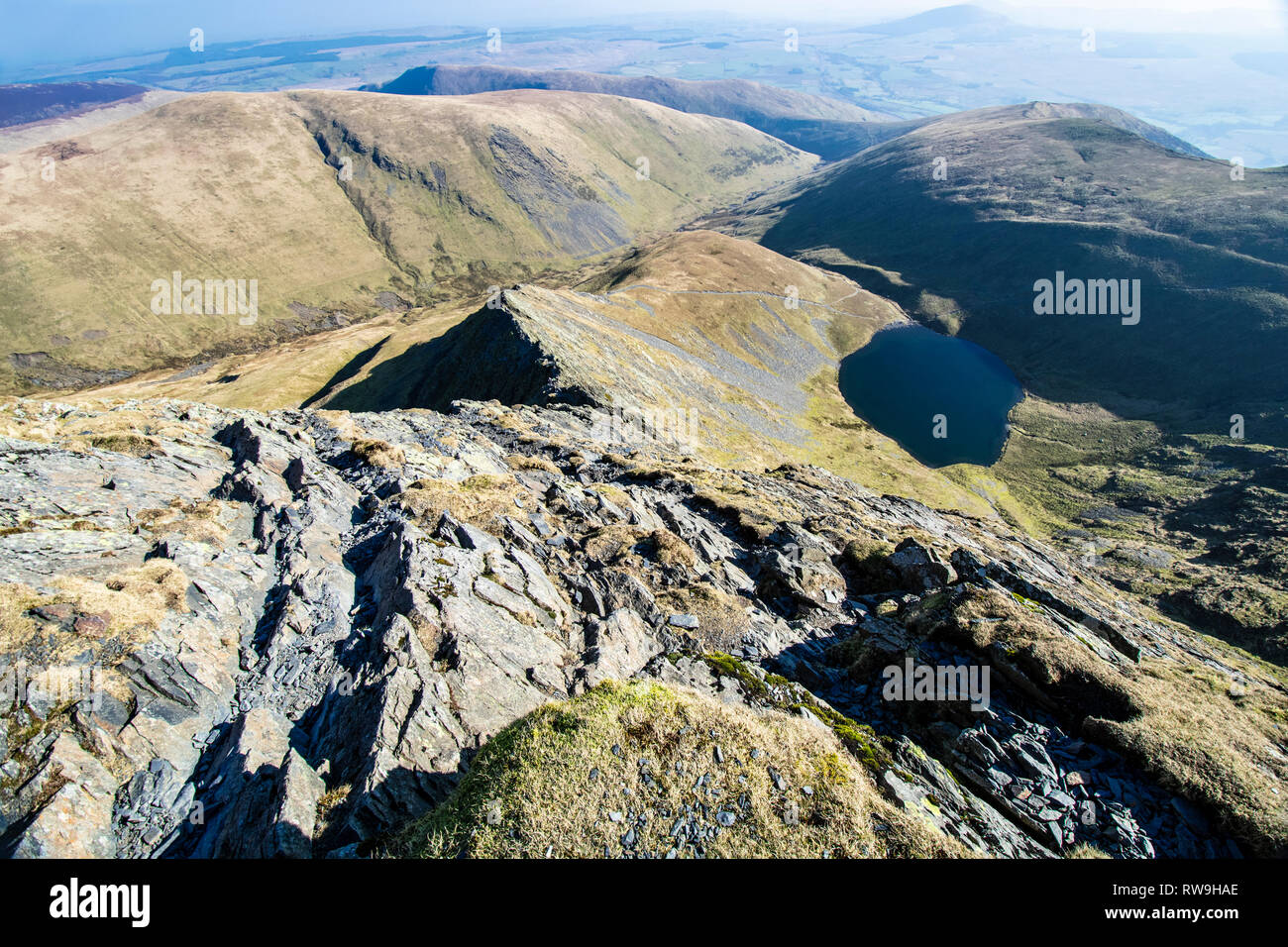 Guardando verso il basso il bordo affilato dal vertice Blencathra Foto Stock