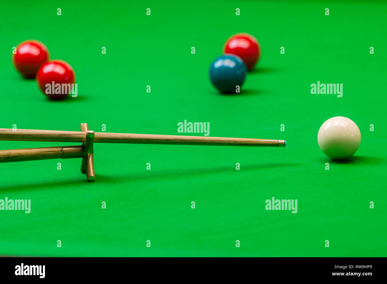 Snooker player ponendo la bilia battente per un colpo Foto Stock