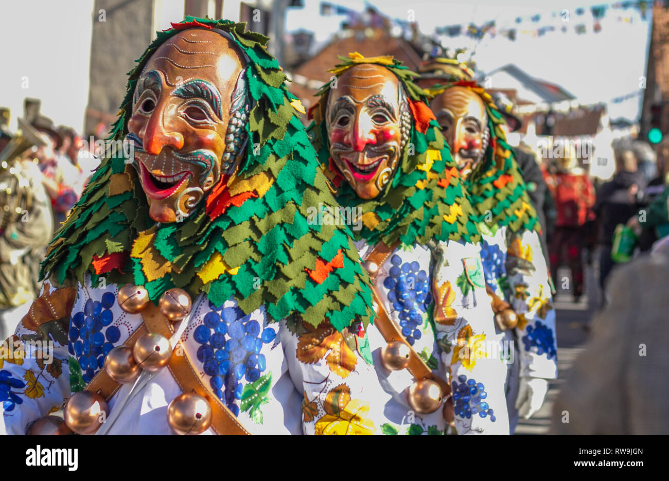 Bunter Festumzug zur schwäbisch-alemannischen Fasnet in Schwaben mit traditionellen Kostümen und Holzmasken Foto Stock