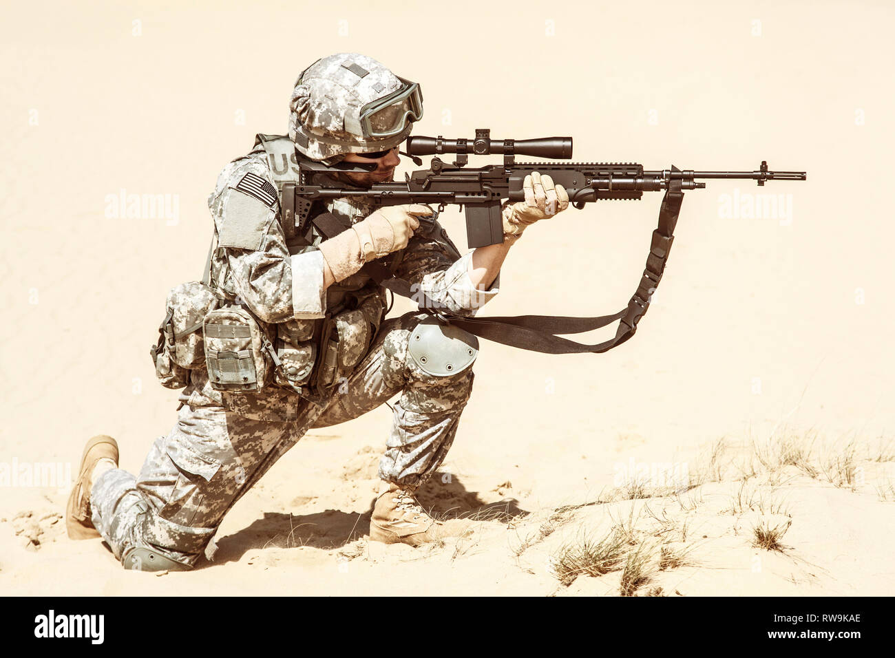 Stati Uniti airborne un tiratore scelto di fanteria in azione nel deserto. Foto Stock
