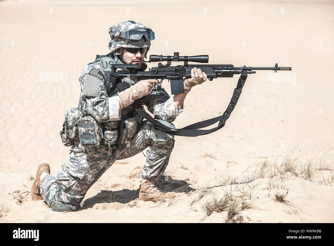 Stati Uniti airborne un tiratore scelto di fanteria in azione nel deserto. Foto Stock