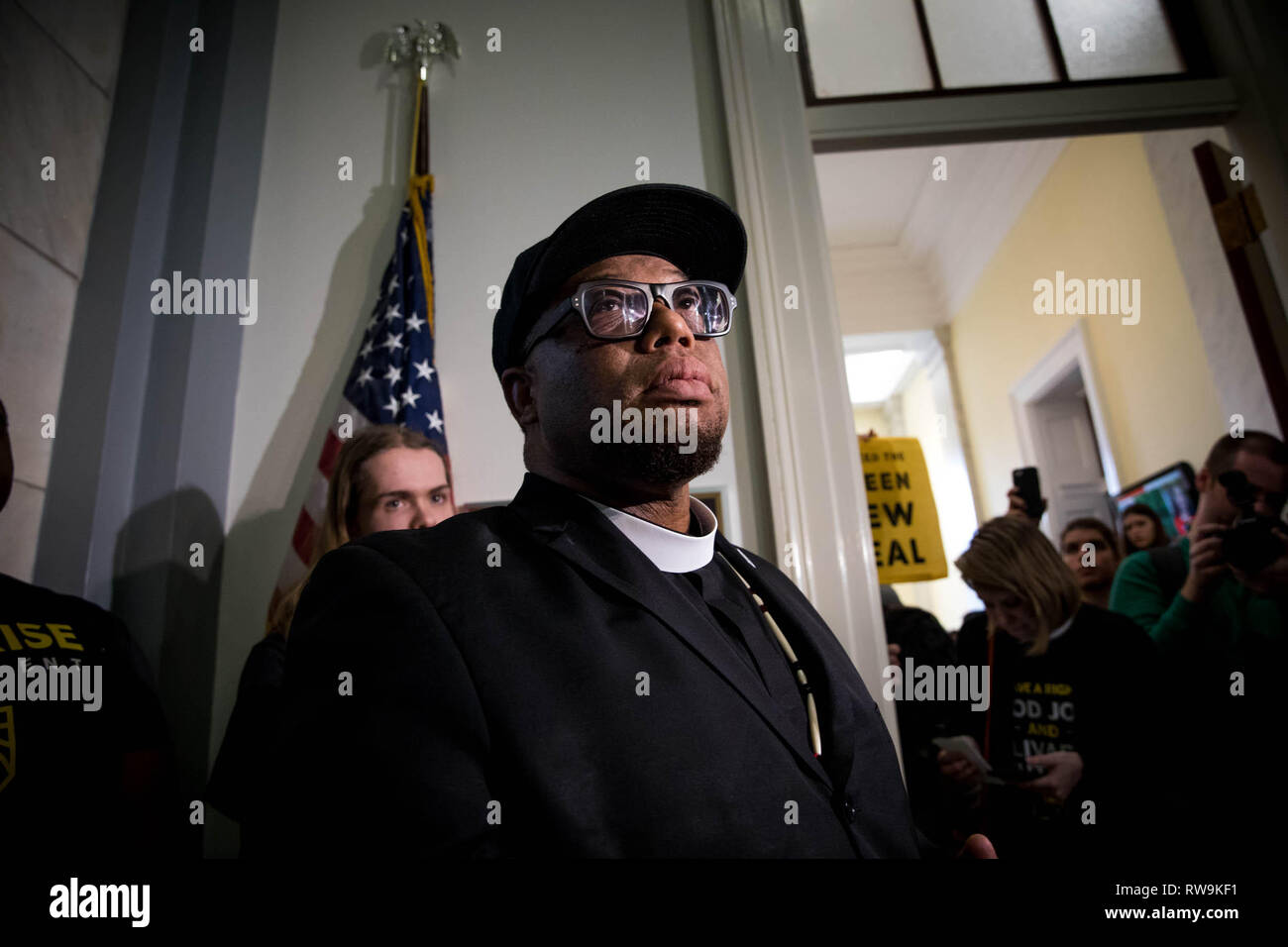 Washington, DC. Stati Uniti d'America. 12.10.18- centinaia di giovani occupano uffici di rappresentanza a pressione il nuovo Congresso per il supporto di un comitato per un New Deal Verde. Foto Stock
