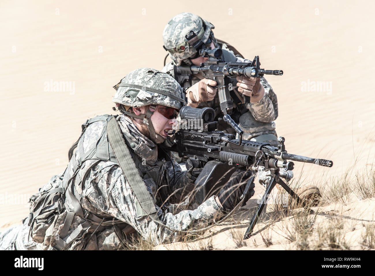 Team di Stati Uniti airborne uomini di fanteria in azione nel deserto. Foto Stock