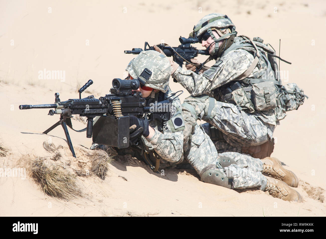 Coppia di Stati Uniti airborne uomini di fanteria in azione nel deserto. Foto Stock