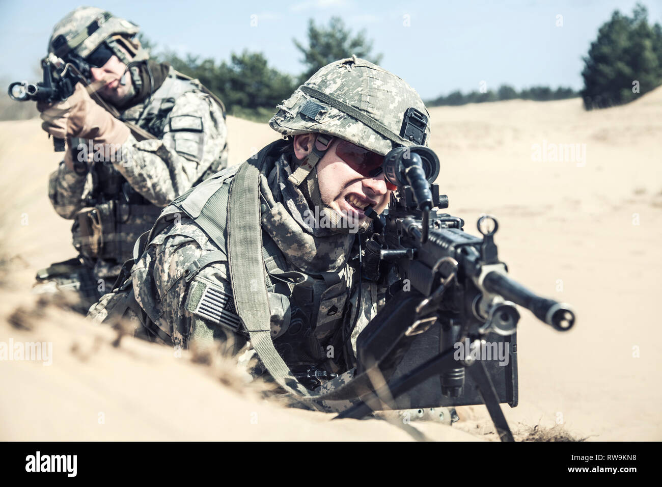 Coppia di Stati Uniti airborne uomini di fanteria in azione nel deserto. Foto Stock