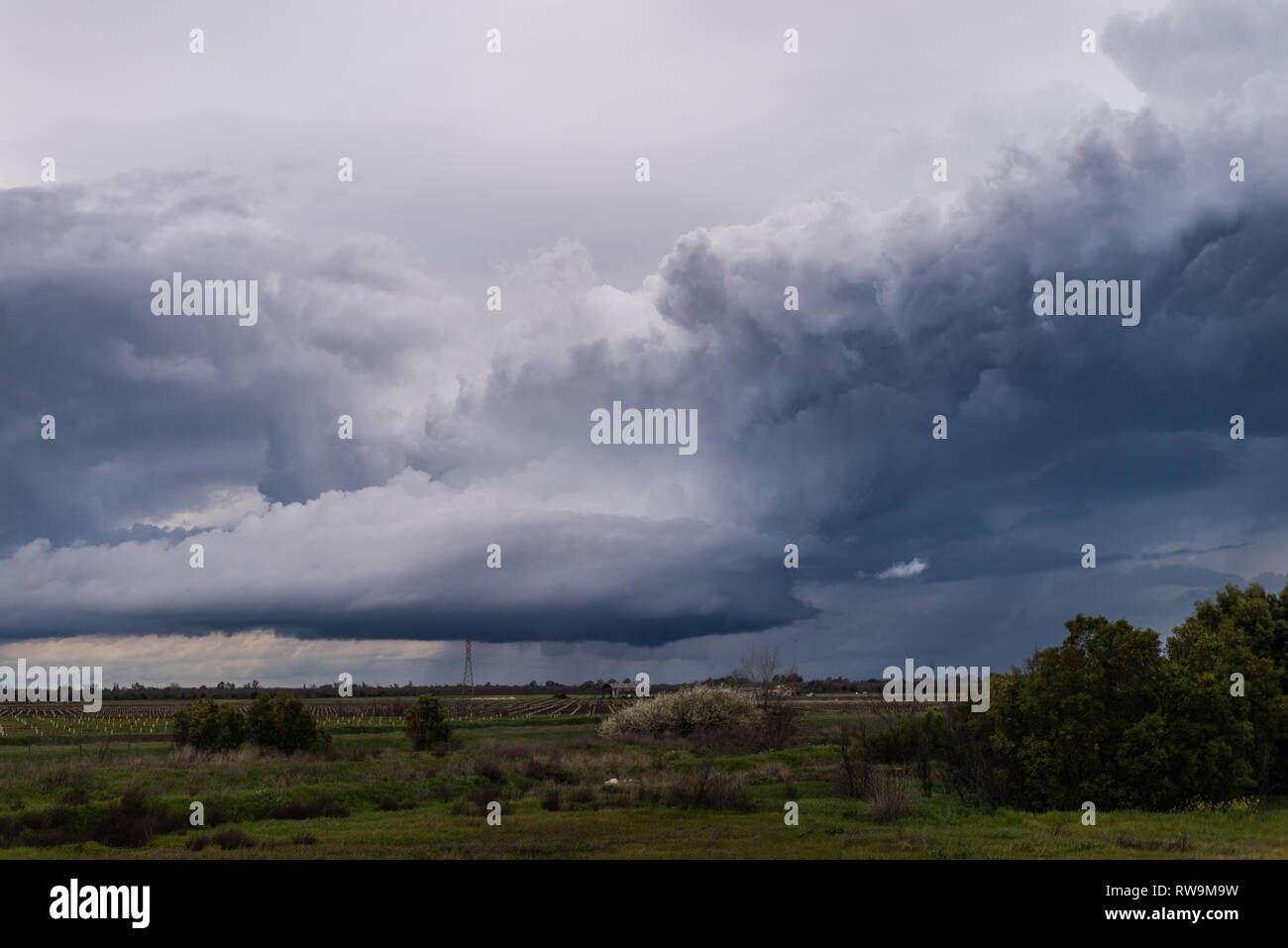 Questo basso-precipitazione supercell brevemente sceso un tornado in Yuba County, che si trova nella parte centrale della Valle di Sacramento, durante la primavera del 2018. Foto Stock