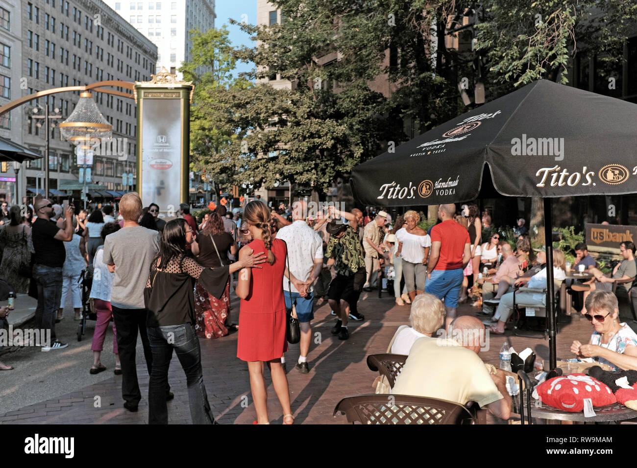 Le persone godono di intrattenimento estivo sulla US Bank Plaza in Playhouse Square in Cleveland, Ohio, USA. Foto Stock