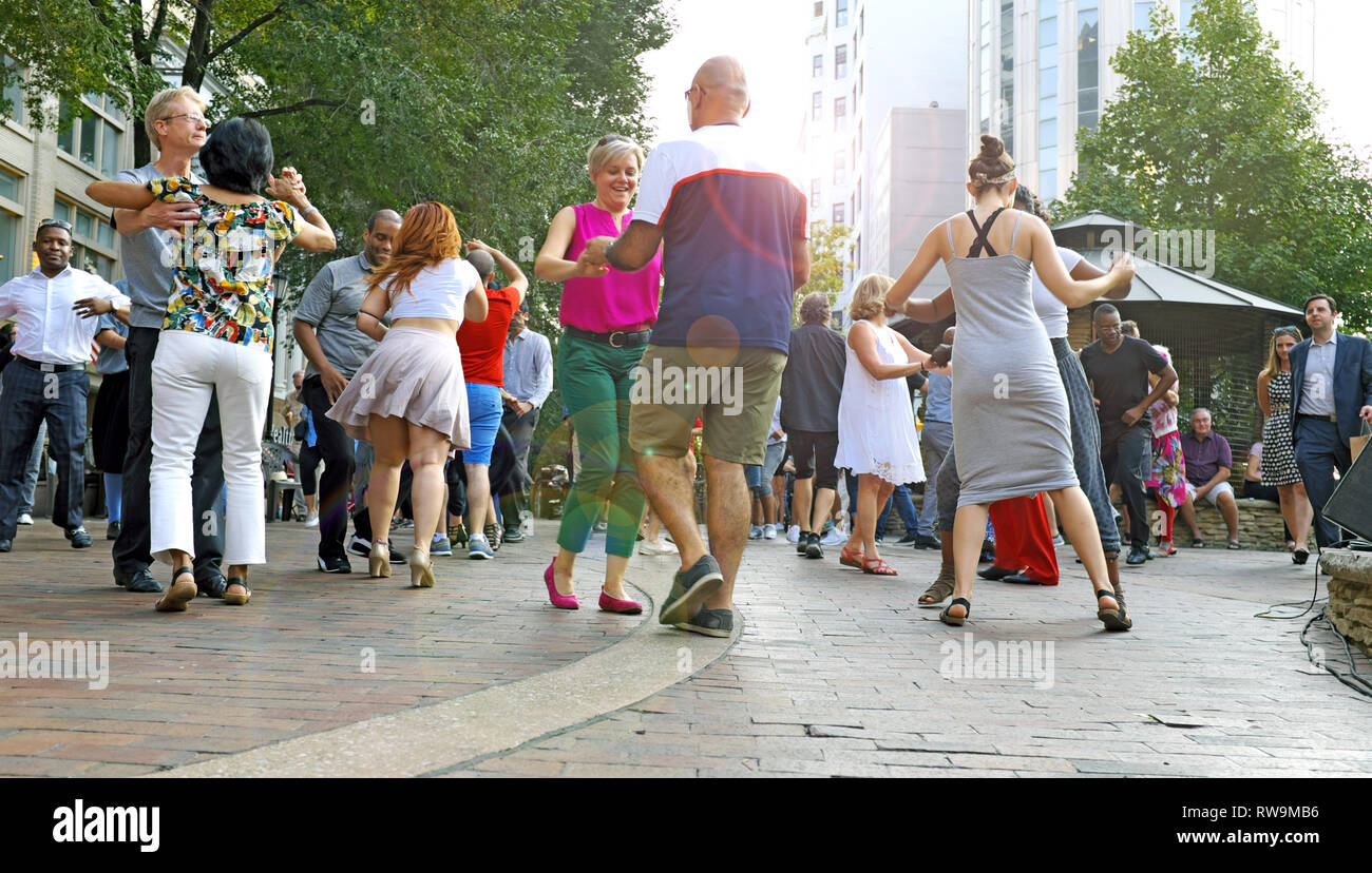 I partecipanti la danza alla musica dal vivo nel settimanale appuntamento estivo 'Dancing sotto le stelle" nella Playhouse Square District di Cleveland, Ohio, USA. Foto Stock