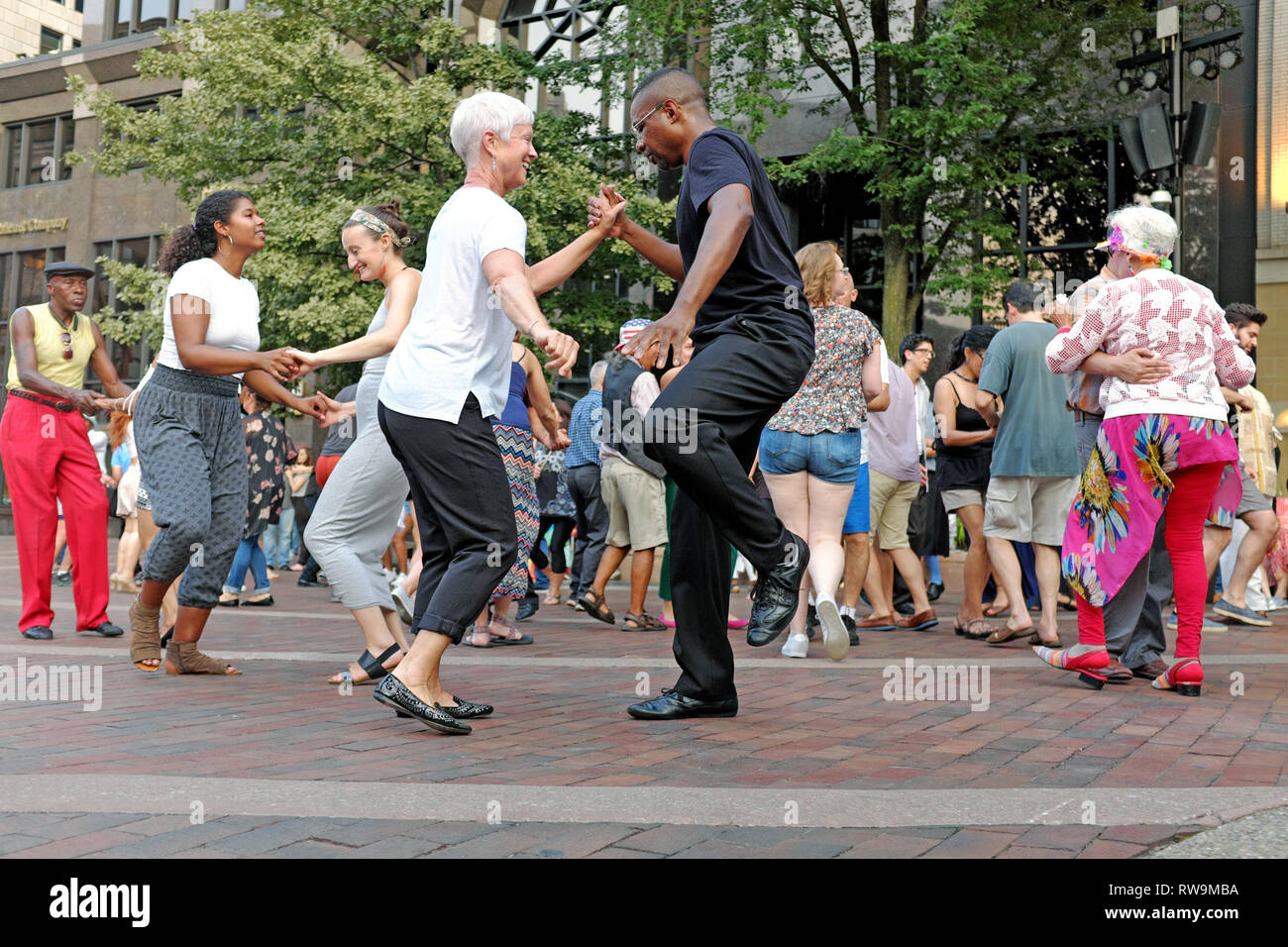 Diverse coppie Danza per musica dal vivo su US Bank Plaza in Playhouse Square durante l'estate programma settimanale 'Dancing sotto le stelle" in Cleveland Ohio Foto Stock