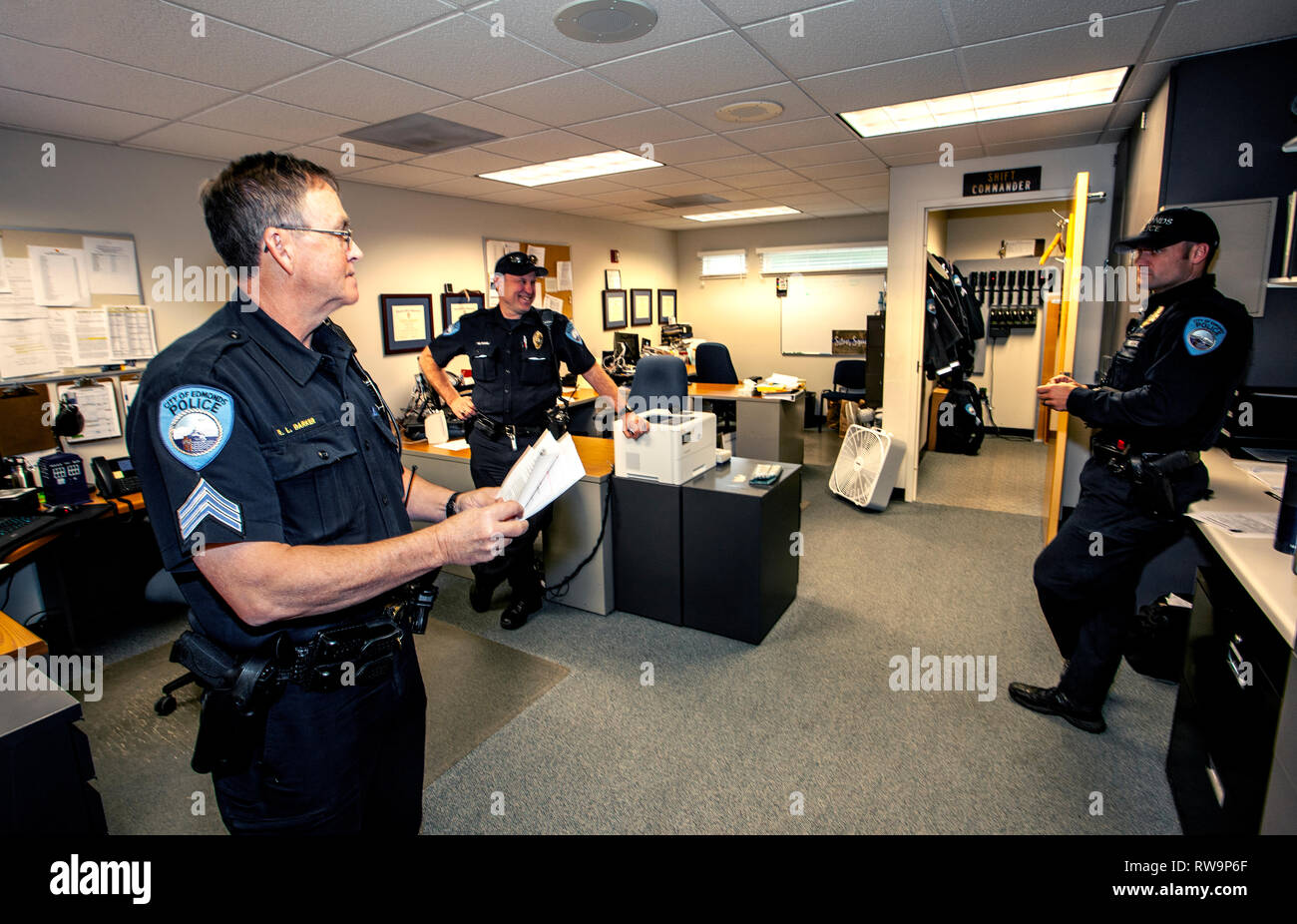 PE00378-00...WASHINGTON - il sergente Robert Barker del Edmonds il dipartimento di polizia di parlare con colleghi ufficiali. Foto Stock