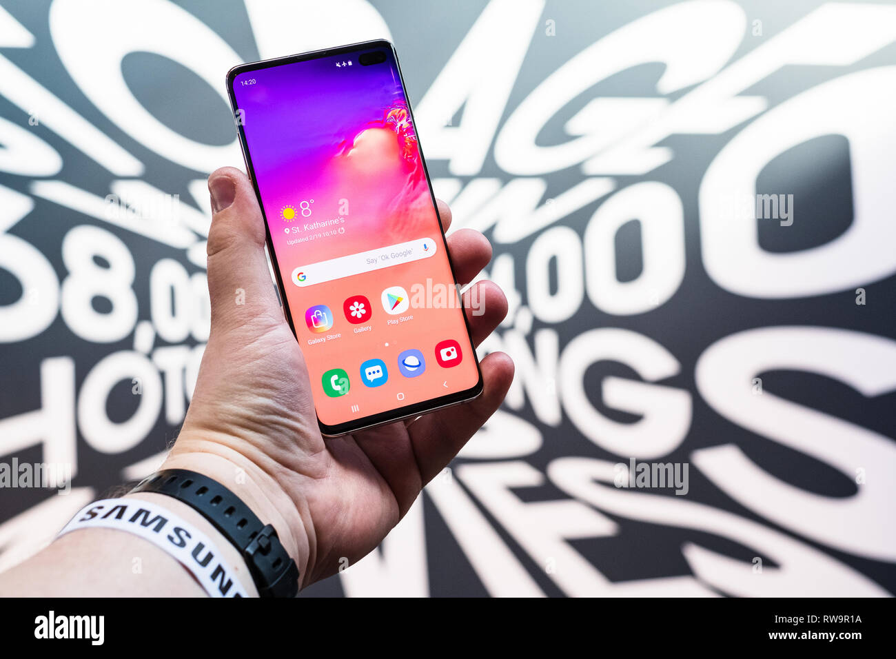 Londra, febbraio 2019 - ha recentemente lanciato Samsnug Galaxy S10+ smartphone è visualizzato per scopi editoriali Foto Stock