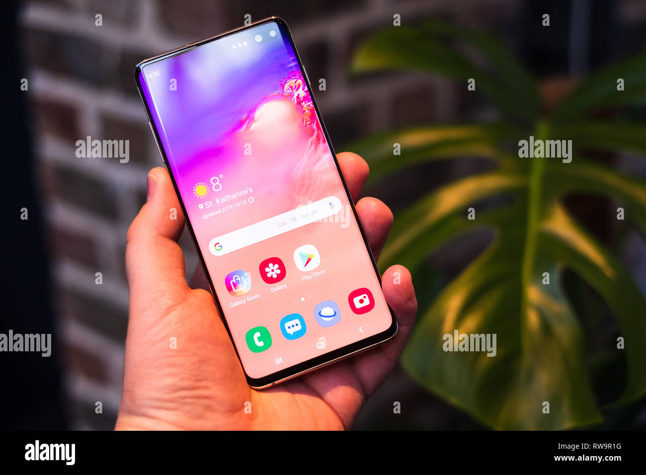 Samsung s10 immagini e fotografie stock ad alta risoluzione - Alamy