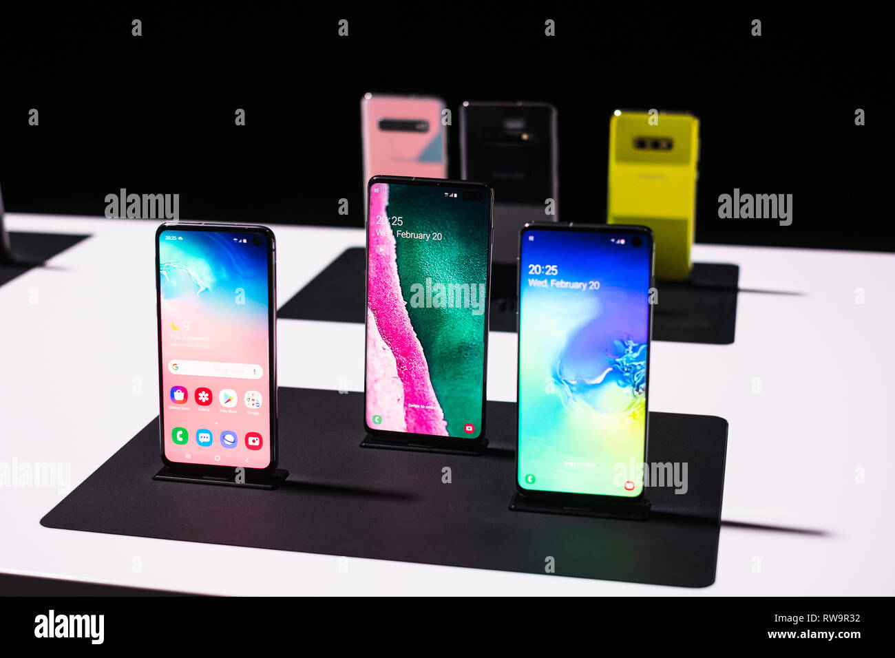 Londra, febbraio 2019 - ha recentemente lanciato Samsnug Galaxy S10+ smartphone è visualizzato per scopi editoriali Foto Stock