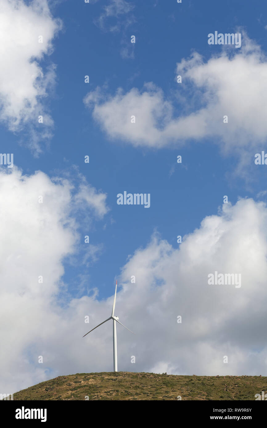 Turbina eolica nel cielo del cloud Foto Stock