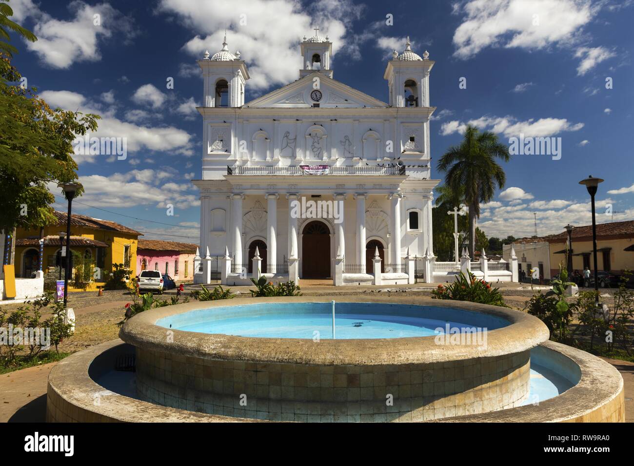 Vista frontale facciata Iglesia Santa Lucia esterno, Colonial White Cathedral Church in Central Plaza nella Città dell'America Latina di Suchitoto, El Salvador Foto Stock