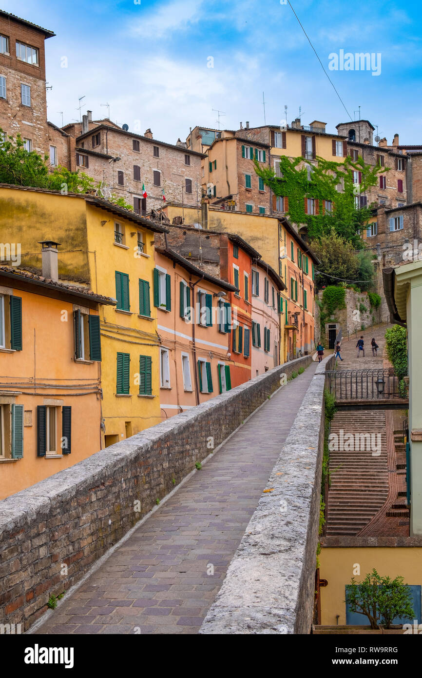 Perugia, Umbria / Italia - 2018/05/28: vista panoramica di acquedotto storico formando Via dell acquedotto strada pedonale lungo l antica Via Appia Foto Stock