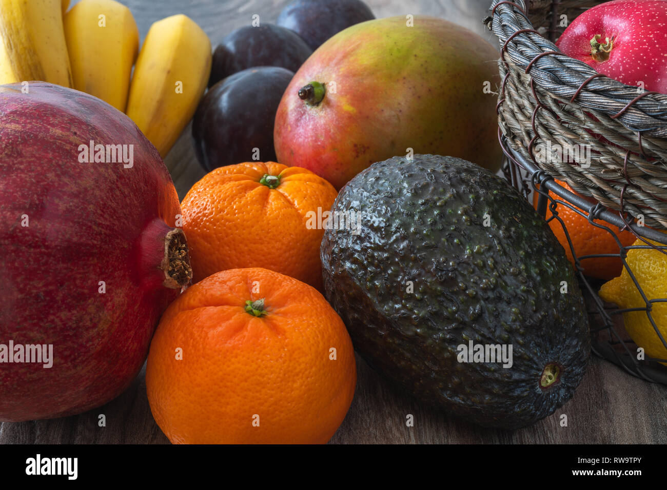 Frutta e verdura su un tavolo da cucina, close up Foto Stock