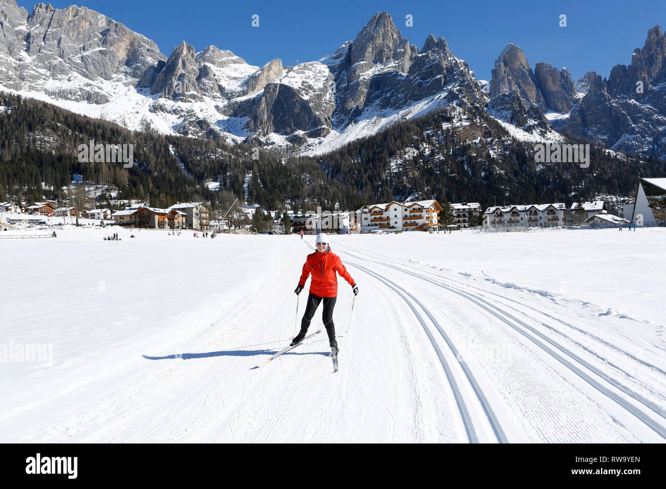 Donna su sci di fondo a San Martino di Castrozza, Trentino, Italia, Europa Foto Stock