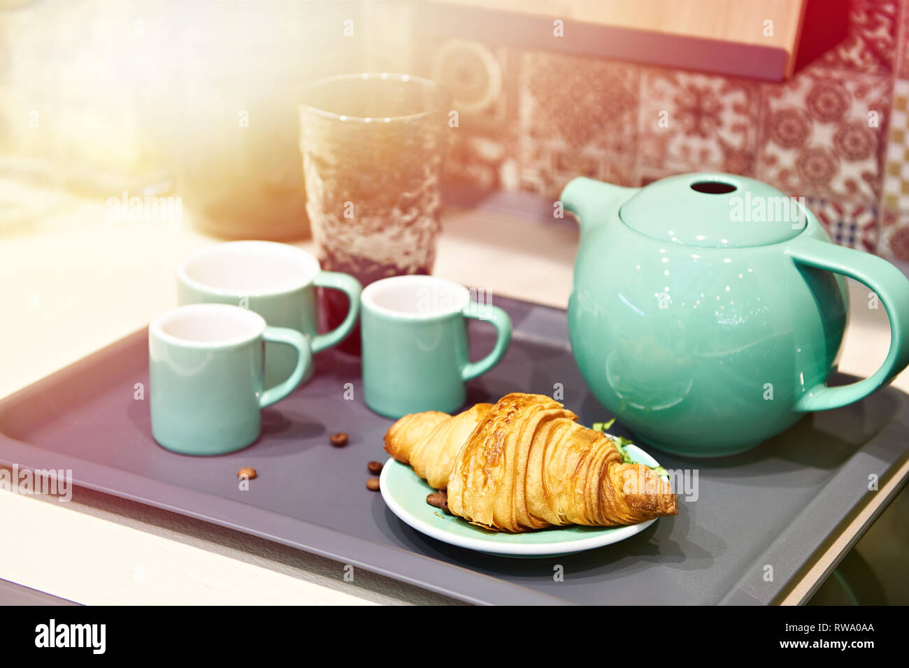 Il croissant e caffè impostata sul vassoio Foto Stock