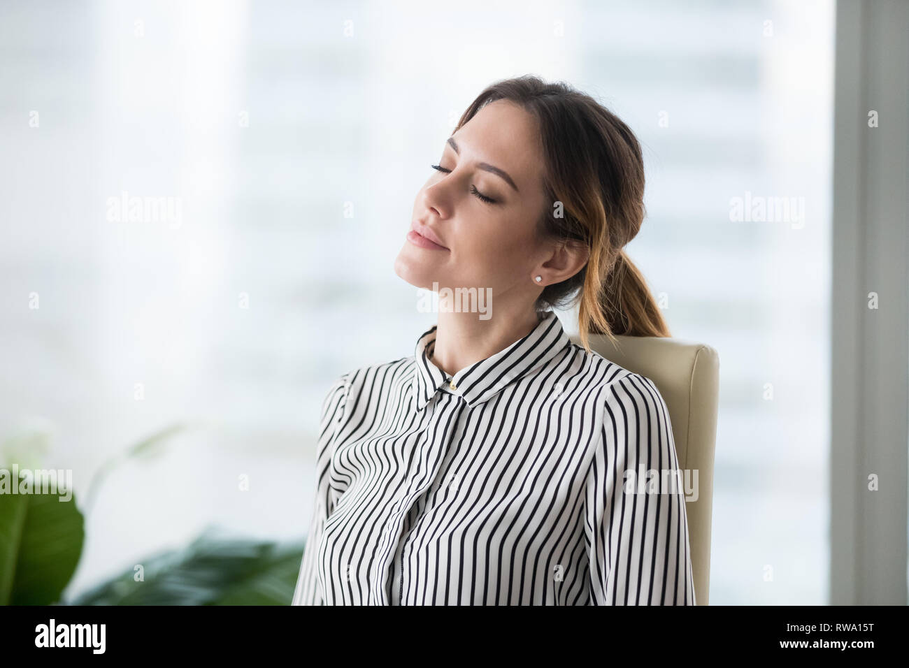 Calma rilassante imprenditrice di riposo in sedia ergonomica di oziare al lavoro Foto Stock