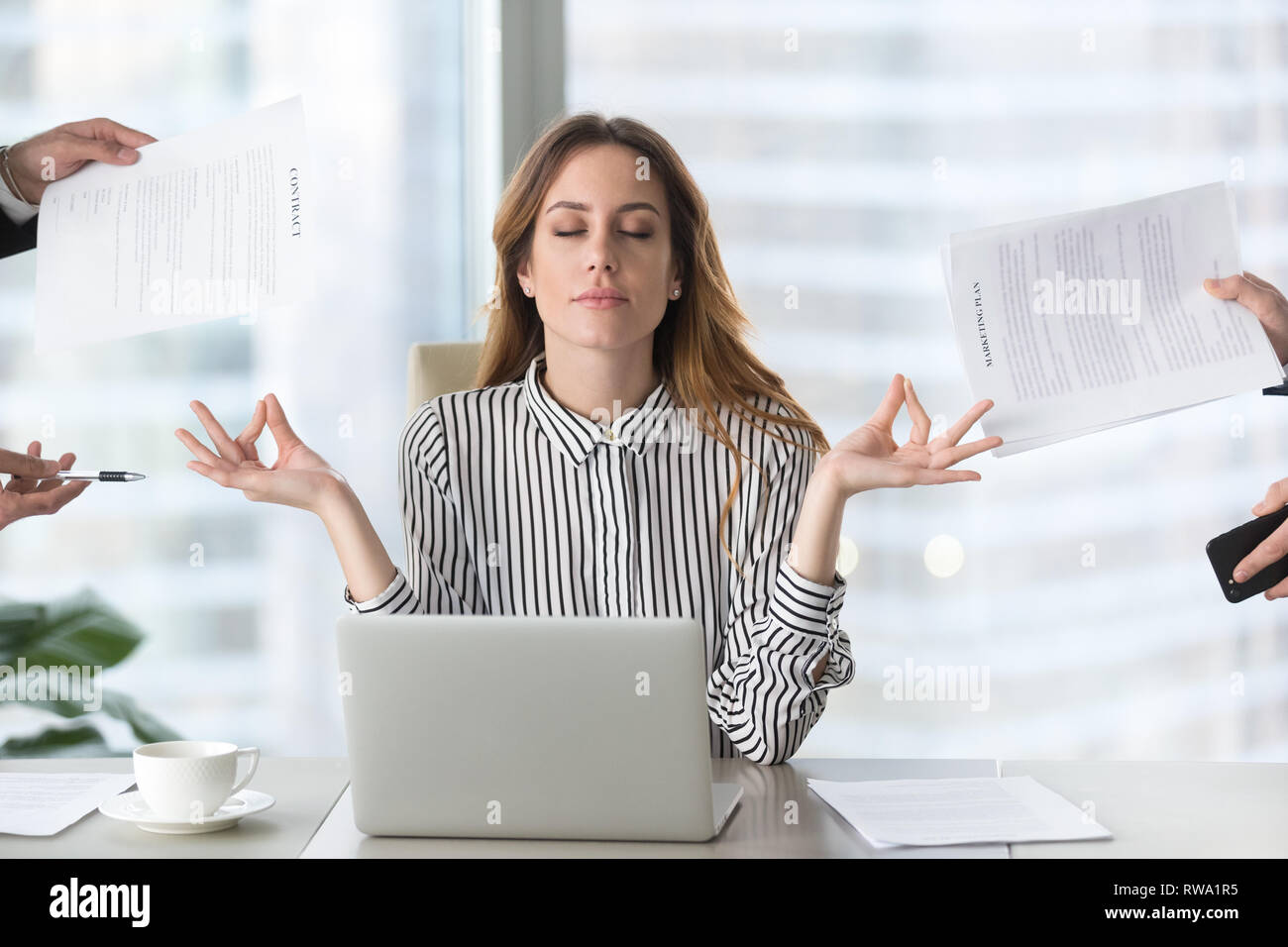 Calma executive femmina meditando prendendo break evitando lavoro stressante Foto Stock