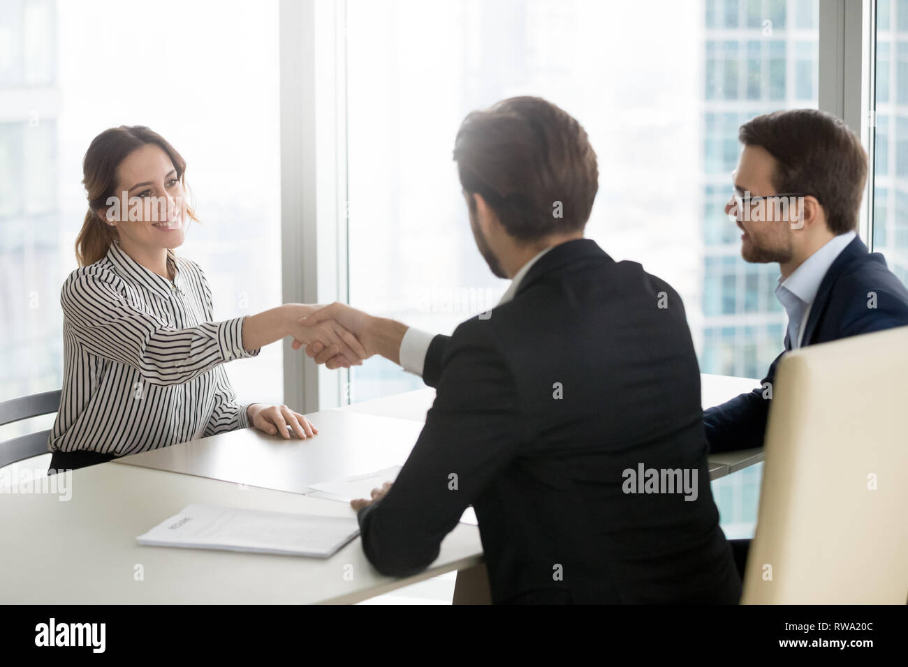 Fiducioso del lavoro femminile ricorrente agitando la mano di hr recruiting manager Foto Stock