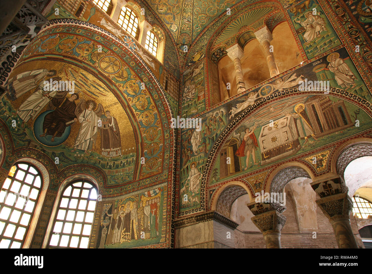 L'Italia. Ravenna. Basilica di San Vitale. Bizantina mosaici romani. All'interno. Foto Stock