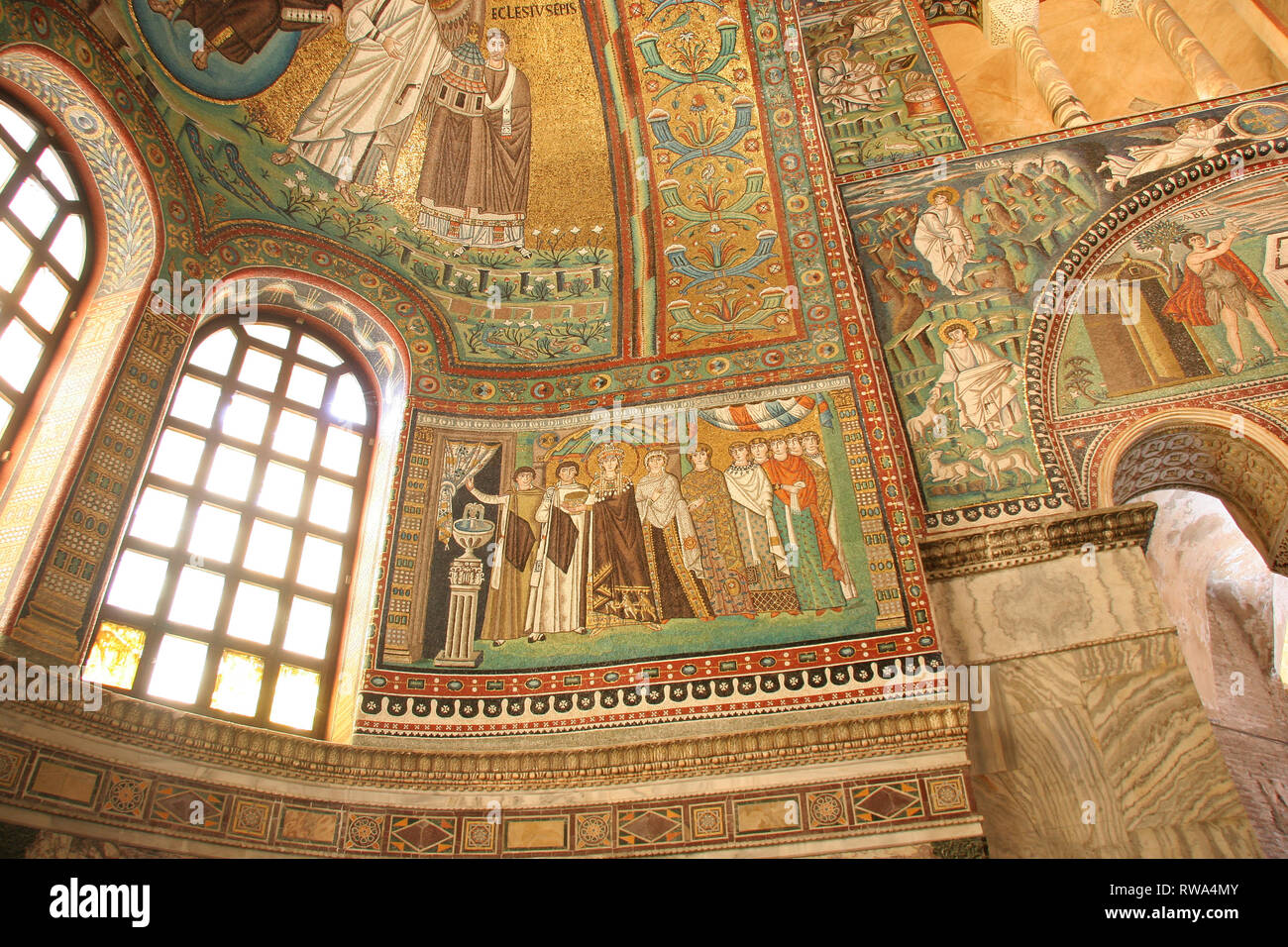 L'Italia. Ravenna. La frazione di San Vitale. Bizantina mosaici romani. Imperatrice Teodora e il gruppo della corte le donne. Vi secolo a. Foto Stock