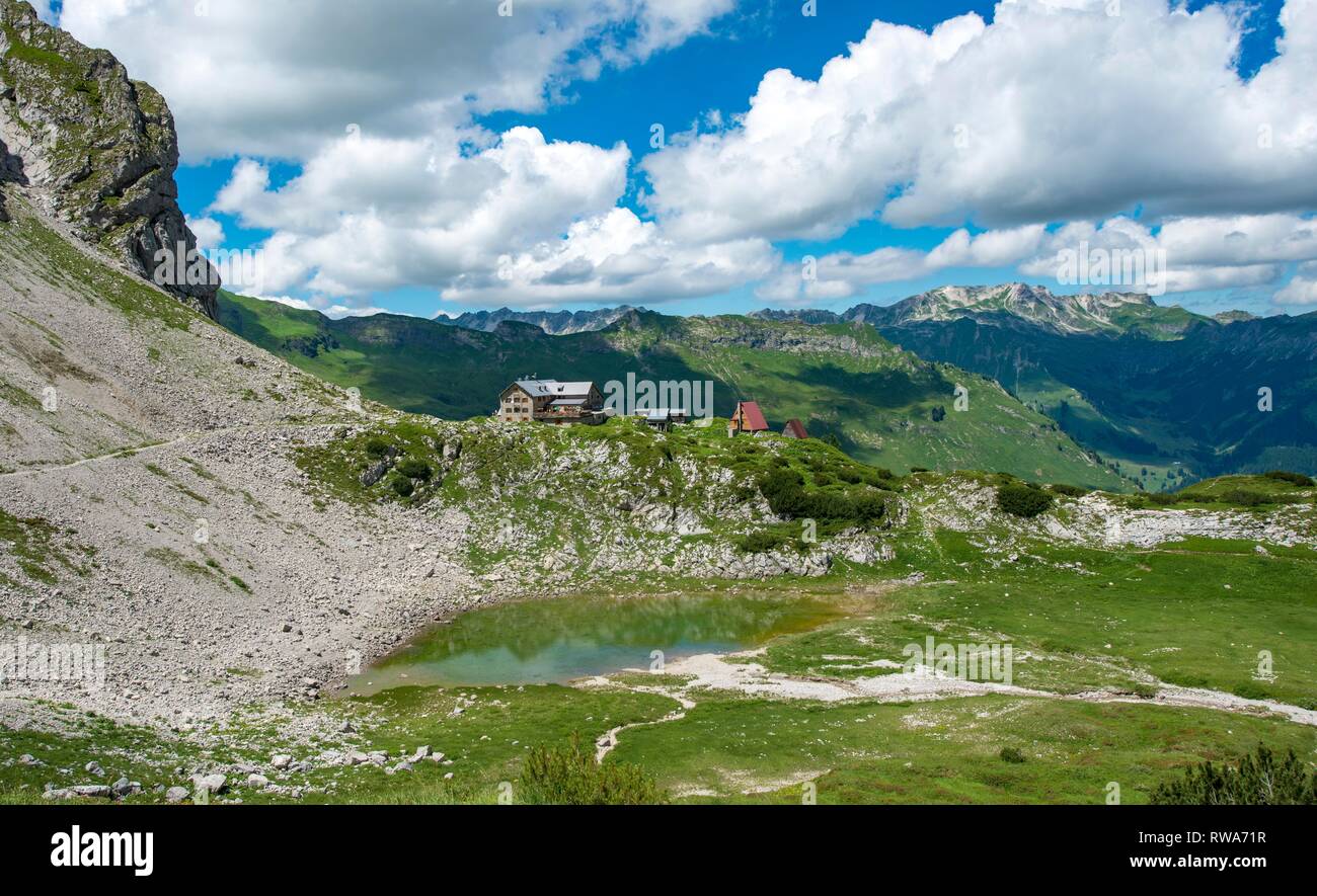 Vista del lago di montagna e Prinz-Luitpold-Haus, sentiero escursionistico al Hochvogel, Algovia Alte Alpi, Algovia, Baviera, Germania Foto Stock