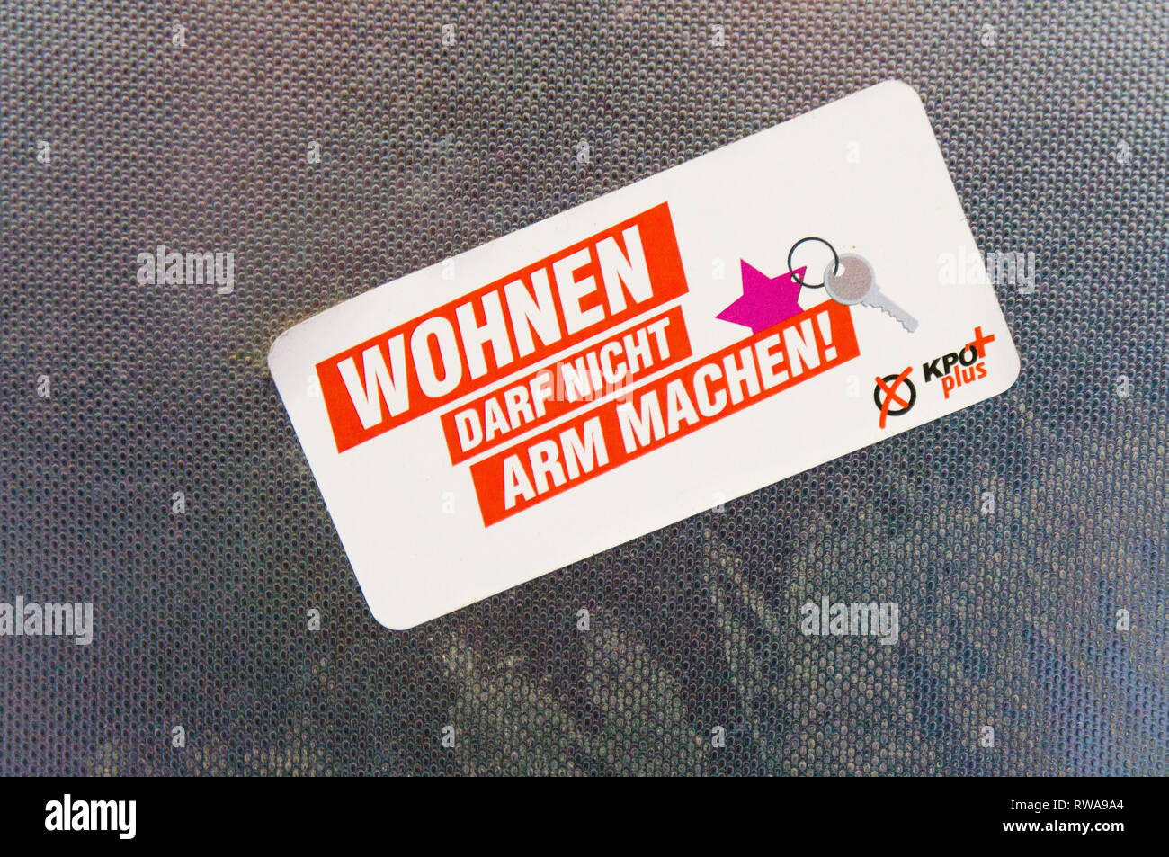 Il WOHNEN DARF NICHT ARM MACHEN!, sticker, KPO Plus (KPO+), alleanza elettorale tra il Partito Comunista d'Austria e i giovani Verdi, a Vienna Foto Stock