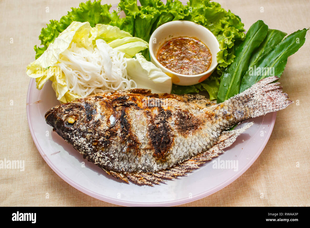 Salt-Crusted grigliate di pesce e verdure mix su piastra, cibo tailandese. Foto Stock
