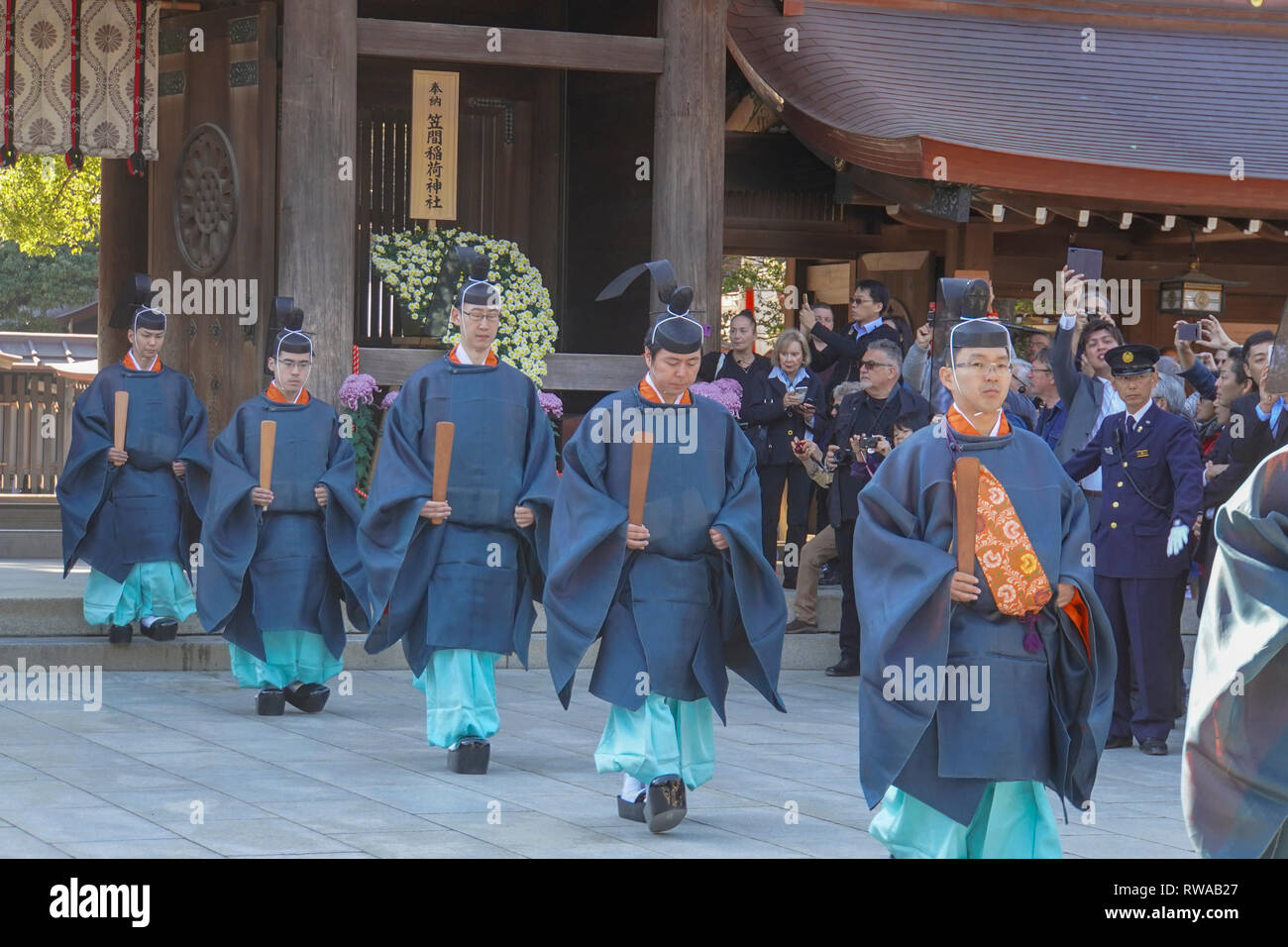 I sacerdoti in una processione al Santuario Meiji situato in Shibuya, Tokyo, cerimonia per commemorare l'Imperatore Meiji il compleanno il 3 novembre Foto Stock