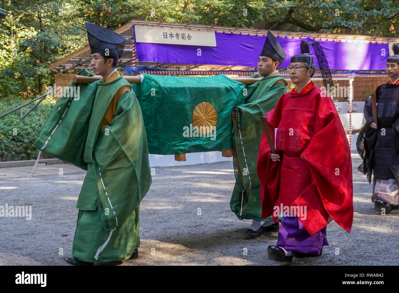 I sacerdoti in una processione al Santuario Meiji situato in Shibuya, Tokyo, cerimonia per commemorare l'Imperatore Meiji il compleanno il 3 novembre Foto Stock