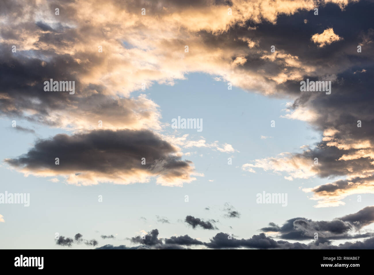 Tramonto con le nuvole in Italia Foto Stock