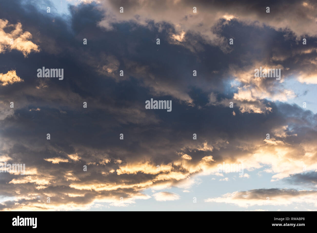 Tramonto con le nuvole in Italia Foto Stock