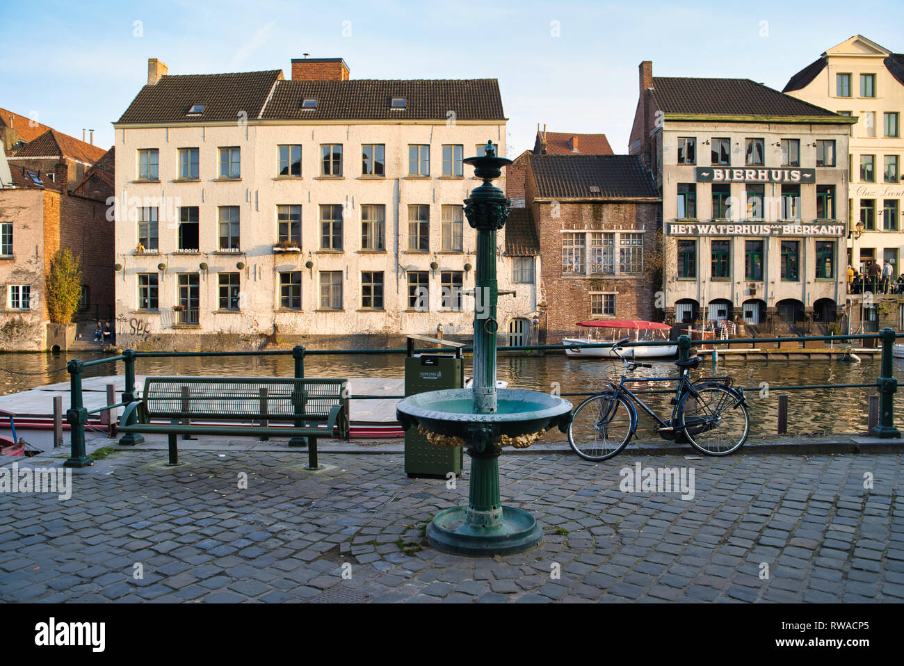 GENT, Belgio - 17 febbraio 2019: passeggiata attraverso le strade della città, vedute di edifici storici, superba architettura stile Foto Stock