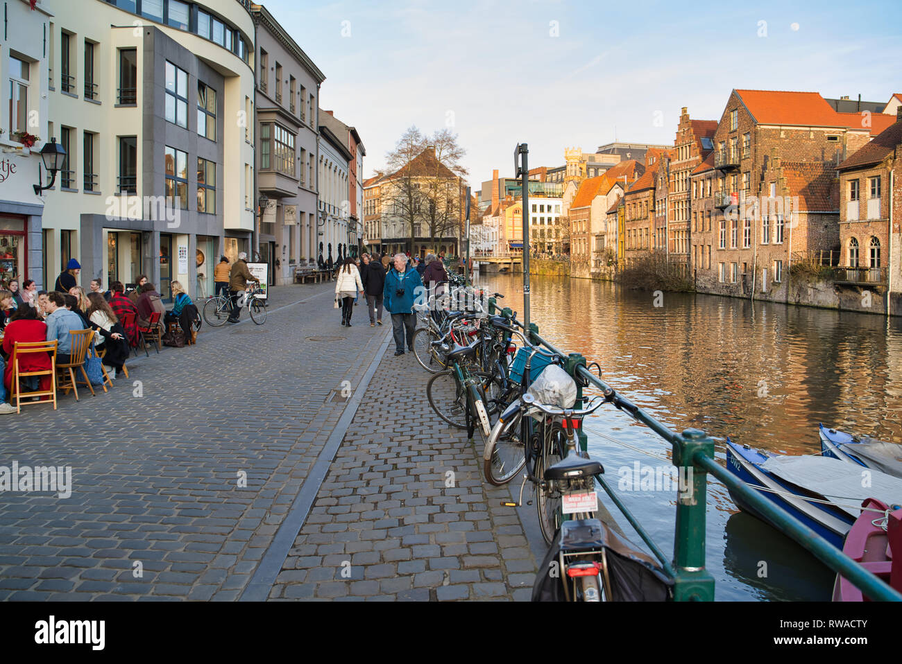 GENT, Belgio - 17 febbraio 2019: city quay con edifici storici. Biciclette da recinzione Foto Stock