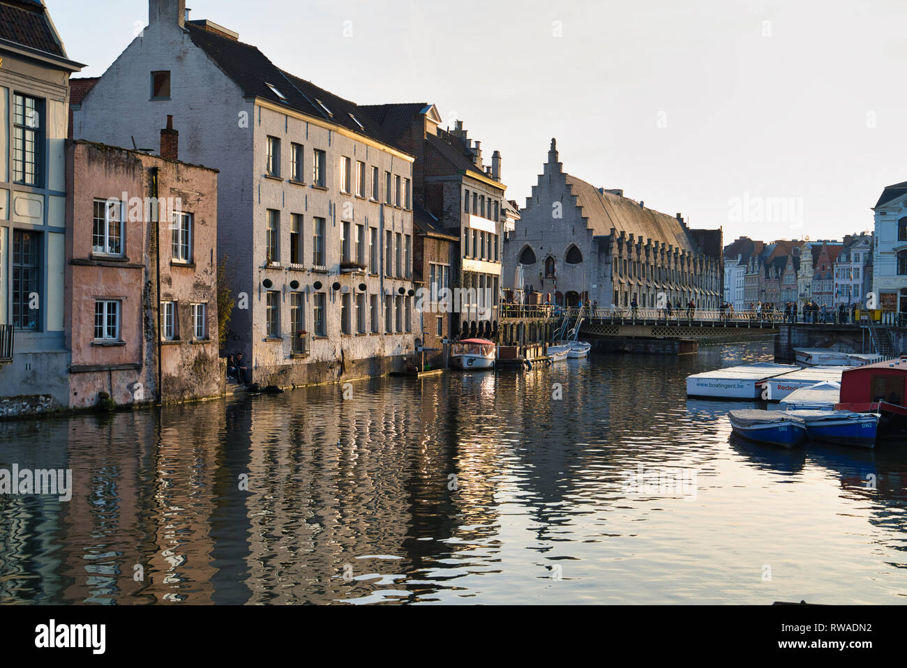 GENT, Belgio - 17 febbraio 2019: eleganti edifici vecchi sulle rive di un canale per acqua Foto Stock