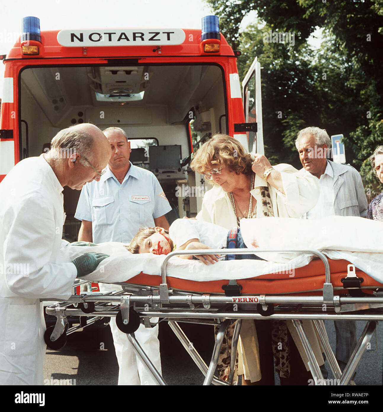 Folge: Schuldgefühle / Maria (MARIA SCHELL) hat Tiziano (MANUEL KULISCH) zum Eisessen abgeholt.In einem unbeobachteten momento läuft das tipo vor ein Auto und wird lebensgefährlich verletzt. / , 16DFAHRGLU / Überschrift: DIE GLÜCKLICHE FAMILIE Foto Stock